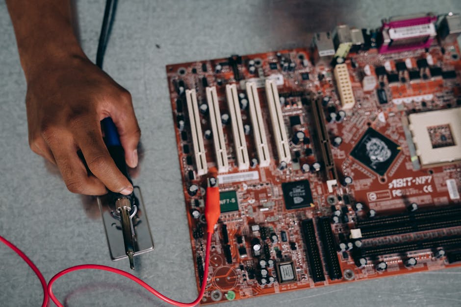 Estudiante interactuando con una plataforma de aprendizaje en línea